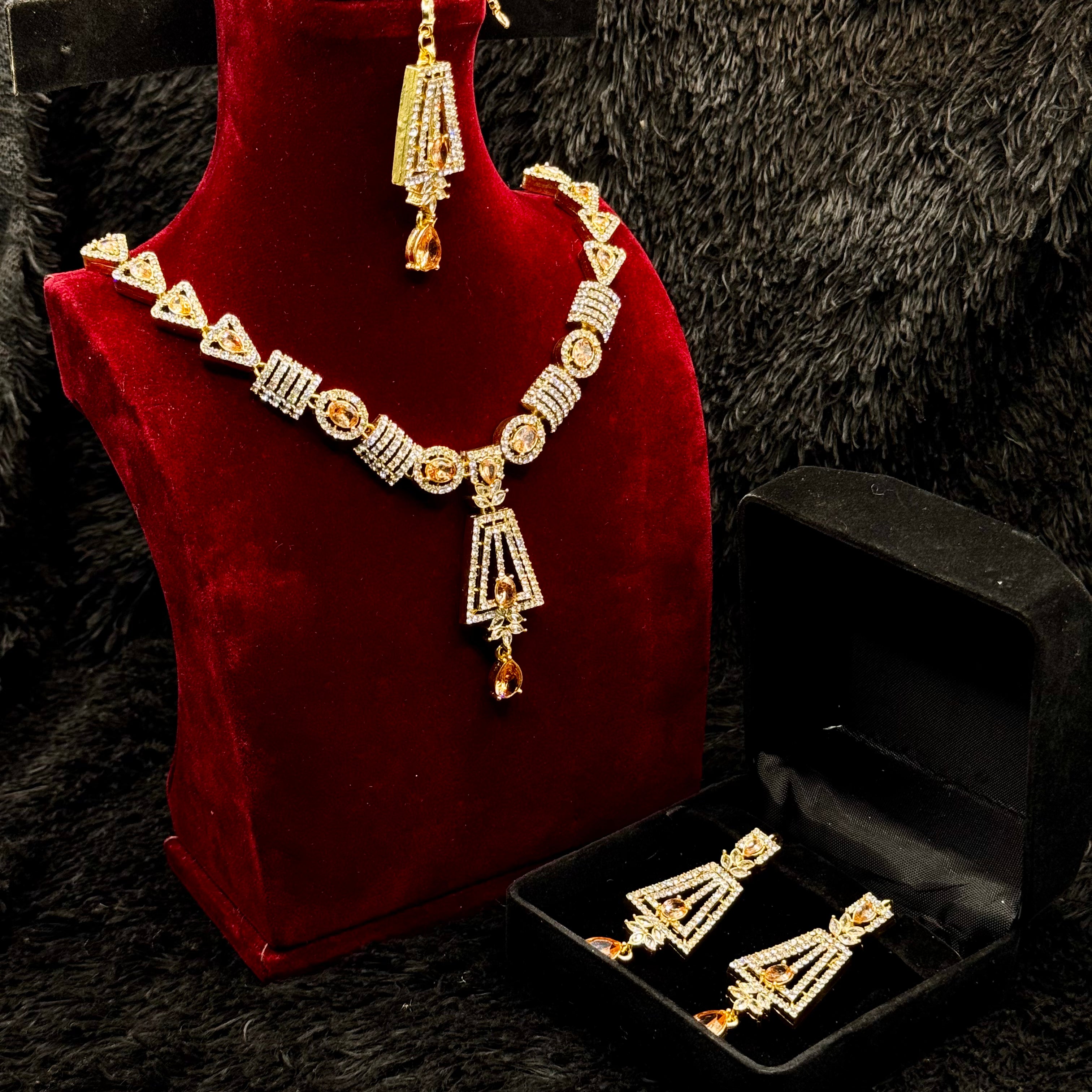 Elegant Golden Necklace Set