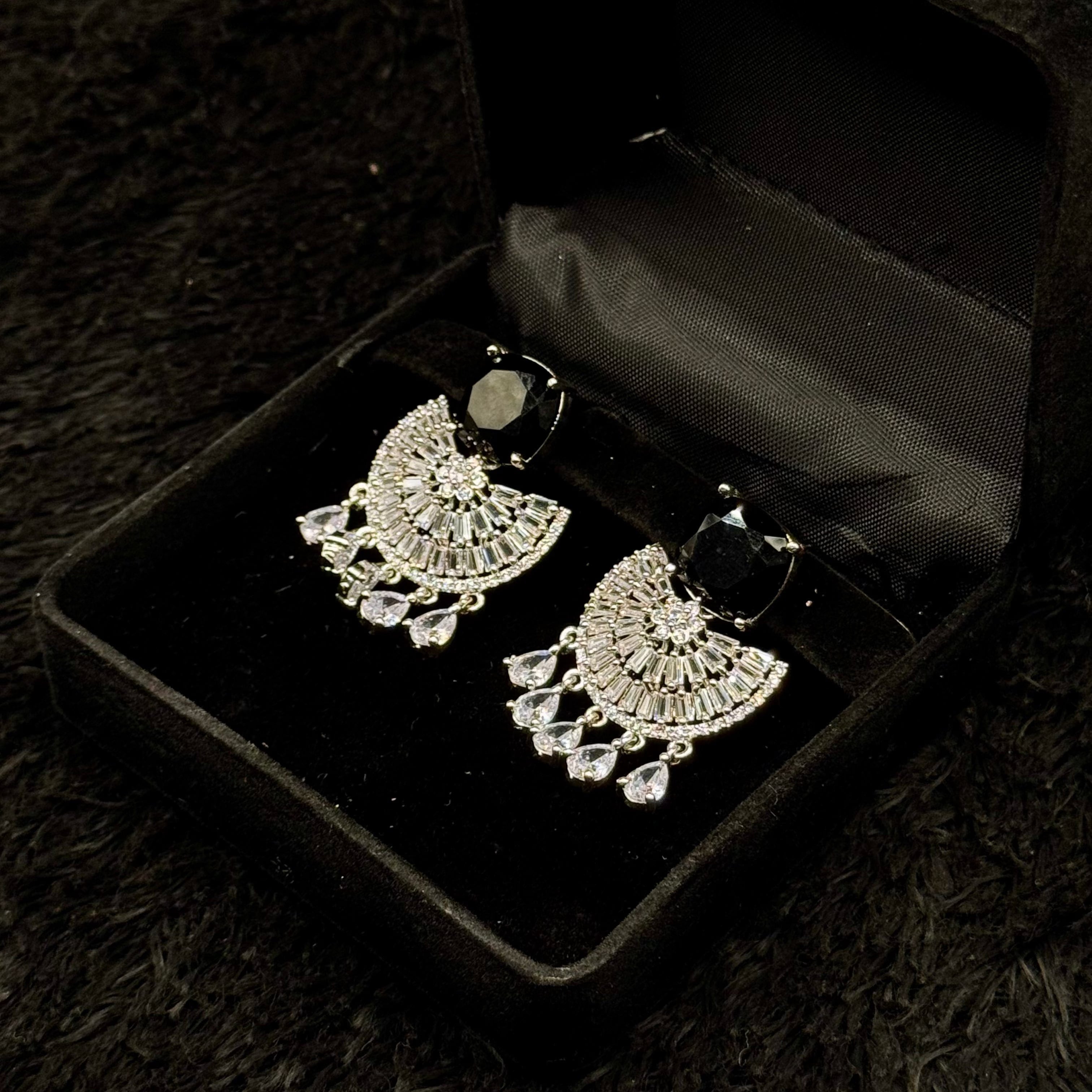 Elegant Indian Style Earrings (black)